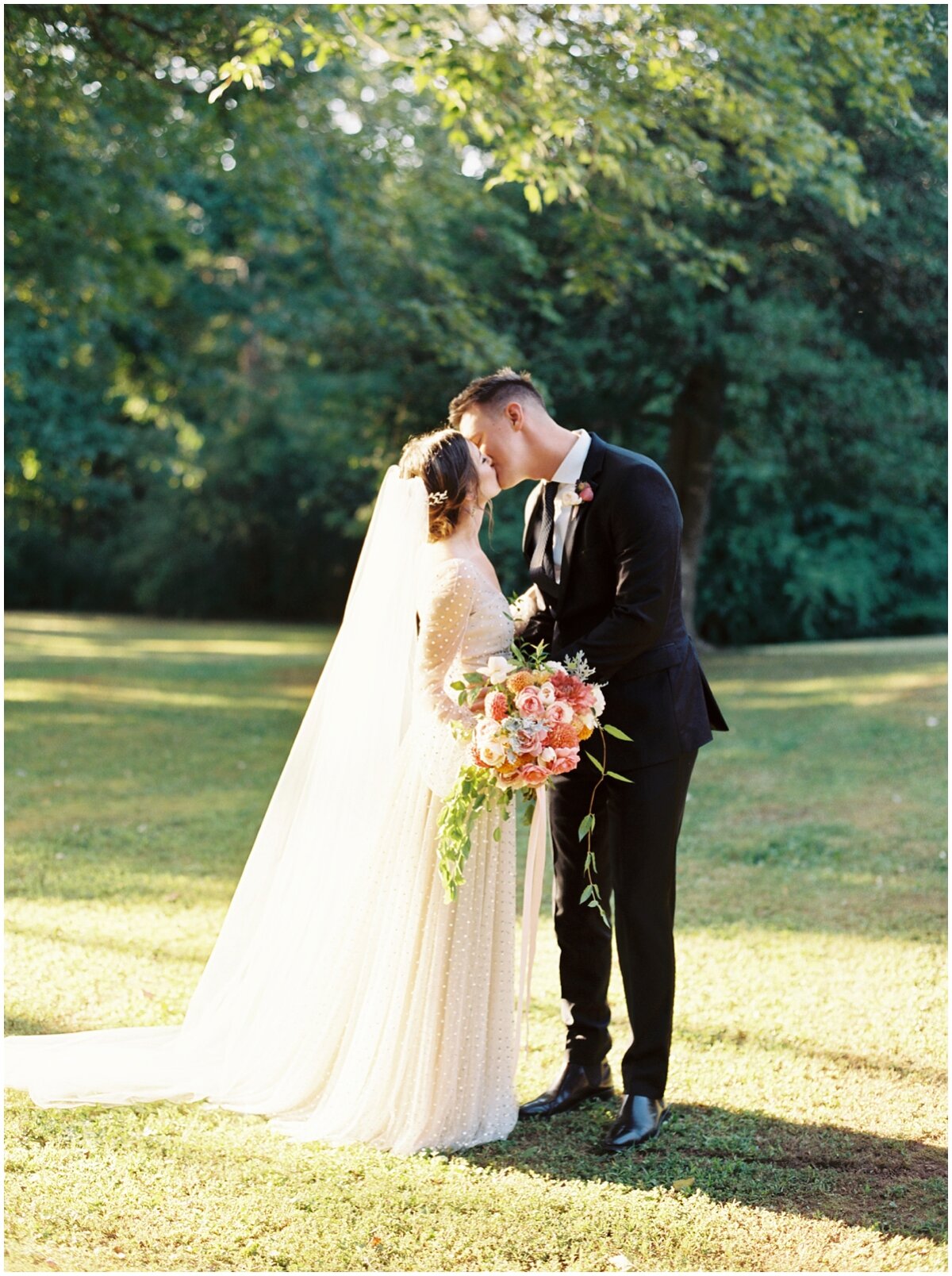 bride and groom kissing in the sun knoxville wedding