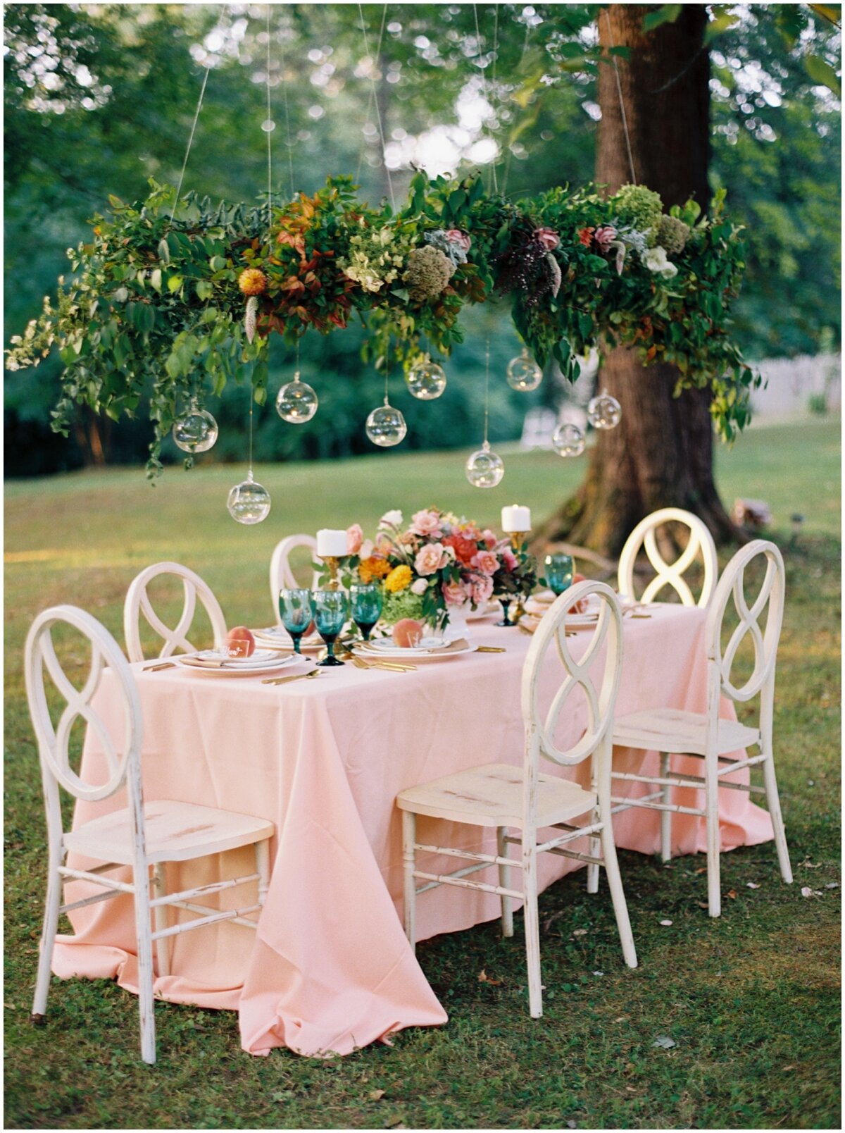 outdoor Knoxville wedding peach green and gold tablescape