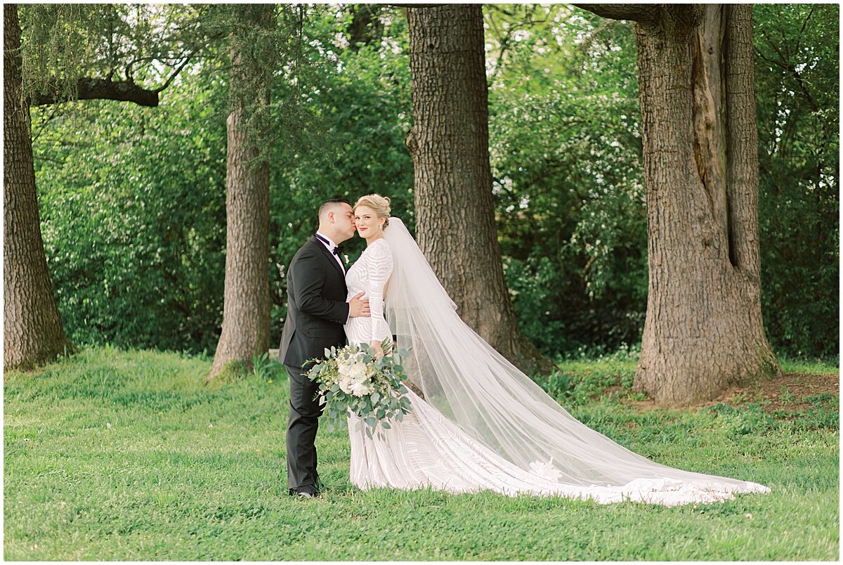 bride and groom at Knoxville Botanical Gardens