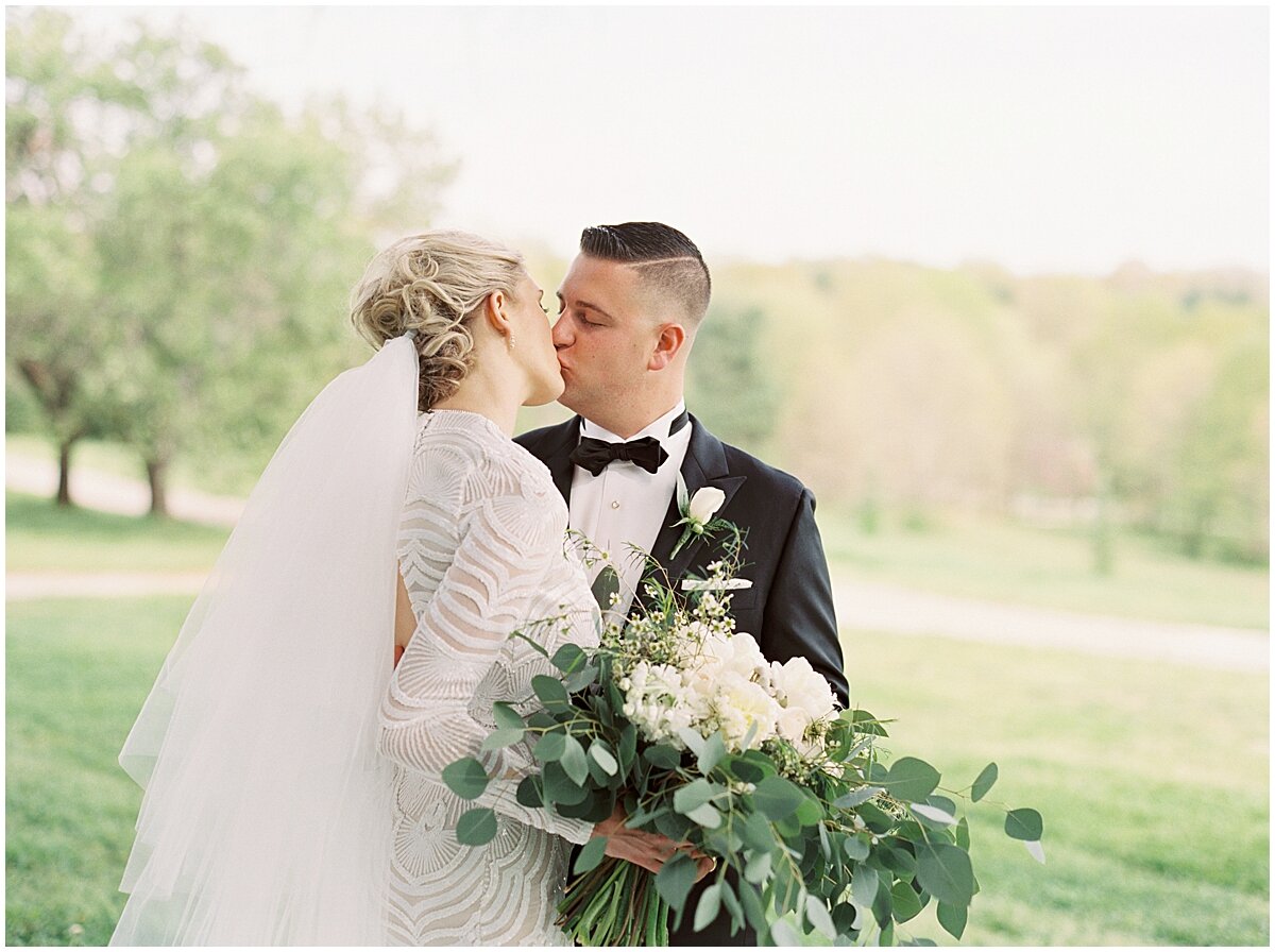 bride and groom kissing at Knoxville Botanical Gardens