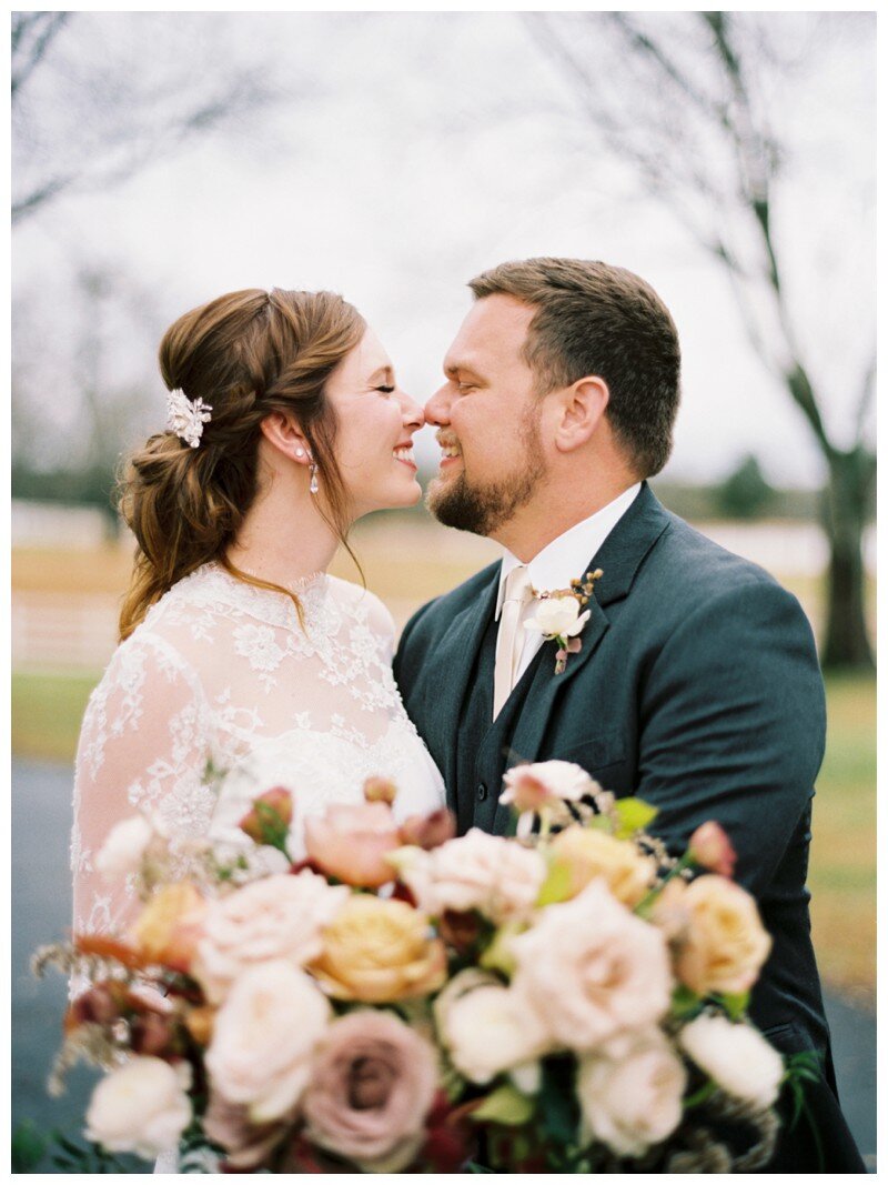 bride and groom with mauve crimson ivory bouquet 